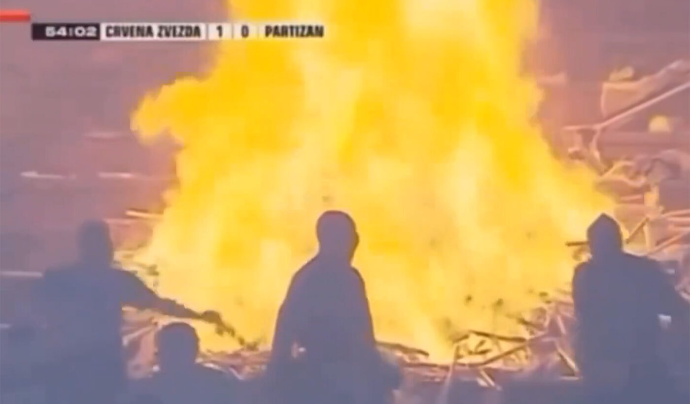 Incendiul de la Steaua – Dinamo, repetat în Serbia! Ultrașii lui Partizan au dat foc peluzei la derby-ul cu Steaua Roșie Belgrad