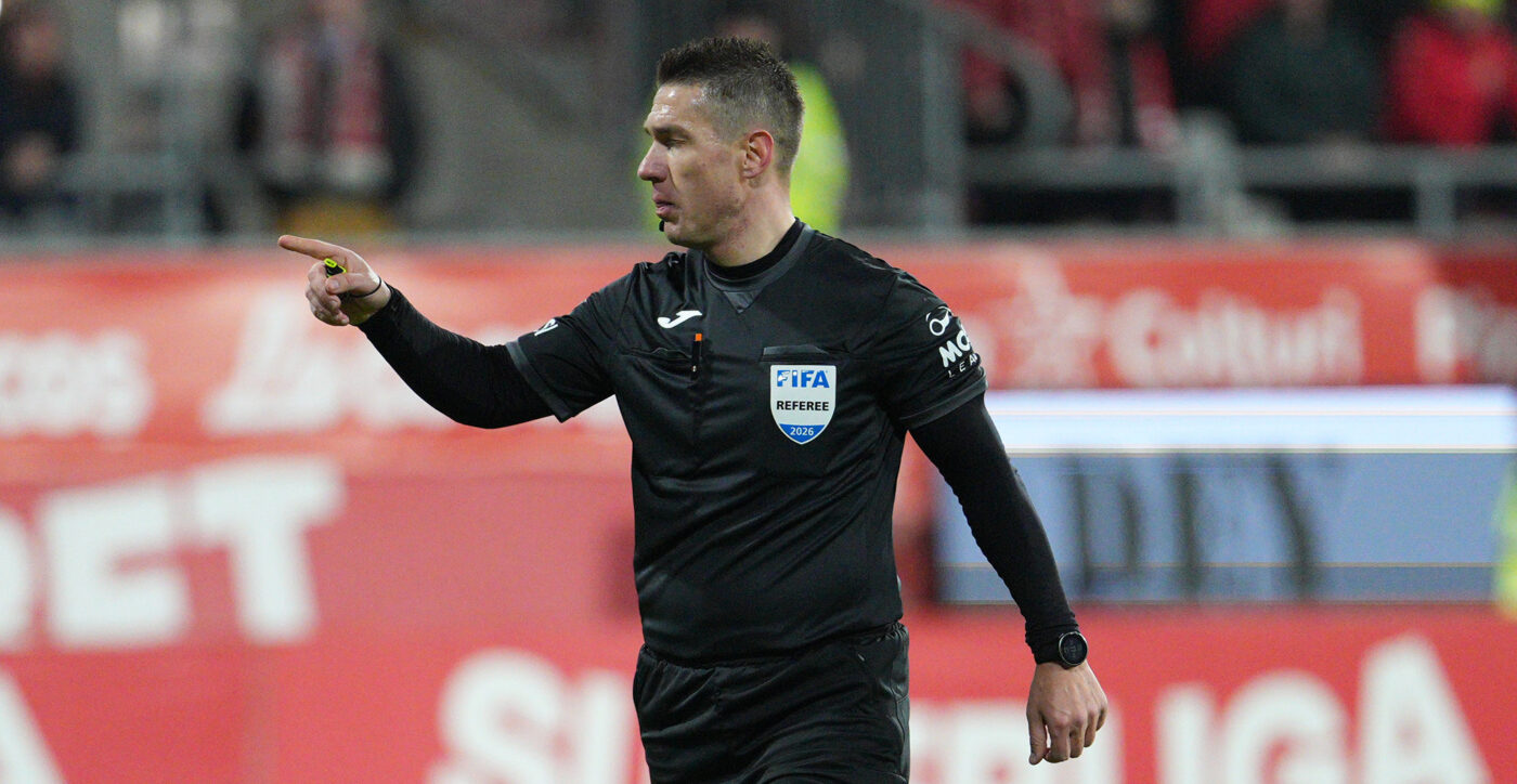 Gest IRESPONSABIL! Istvan Kovacs, lovit cu un obiect aruncat de fanii lui Dinamo. Cum a reacționat arbitrul