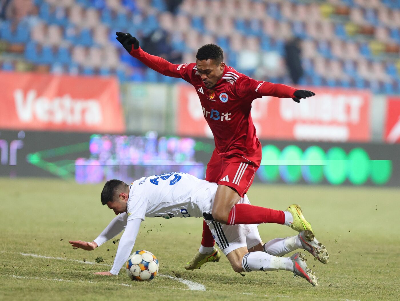 EXCLUSIV Unic în Superliga! Avem primul antrenor principal care a văzut meciul echipei lui „live” din sufragerie: „Nu m-am simțit confortabil, voiam și eu să urlu”