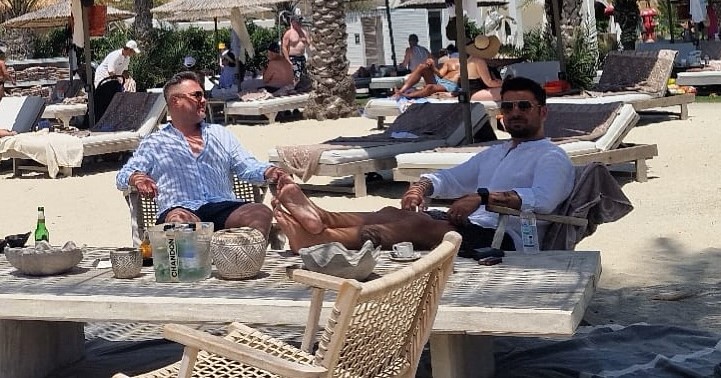 Românii sunt sub nămeți în vreme ce Adrian Mutu se destinde la soare, sub palmieri, în Cipru