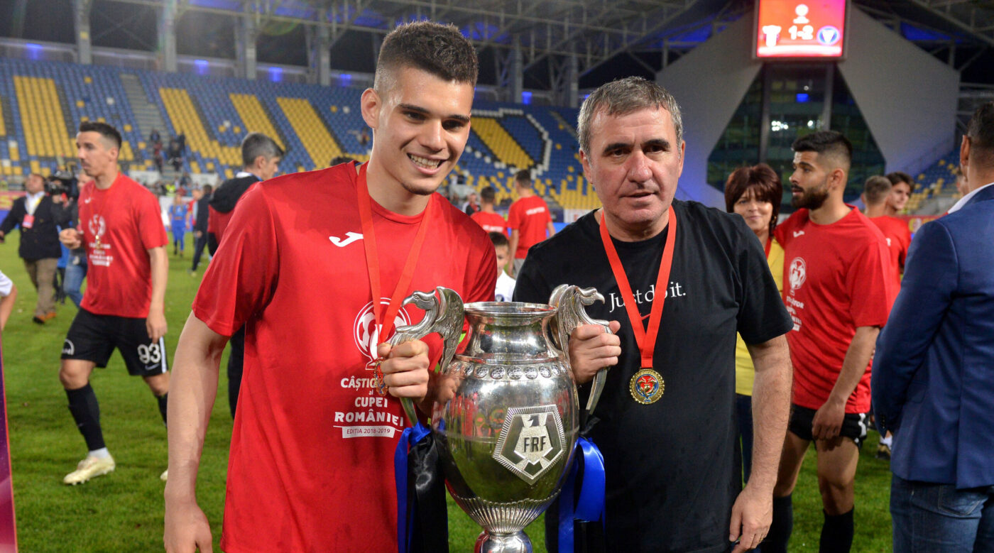 S-a-aflat-adevarul-despre-cum-era-Ianis-Hagi-de-fapt-in-vestiar-chiar-cand-antrenor-era-Gica-Hagi-scaled-e1770193305895-1400x779.jpg