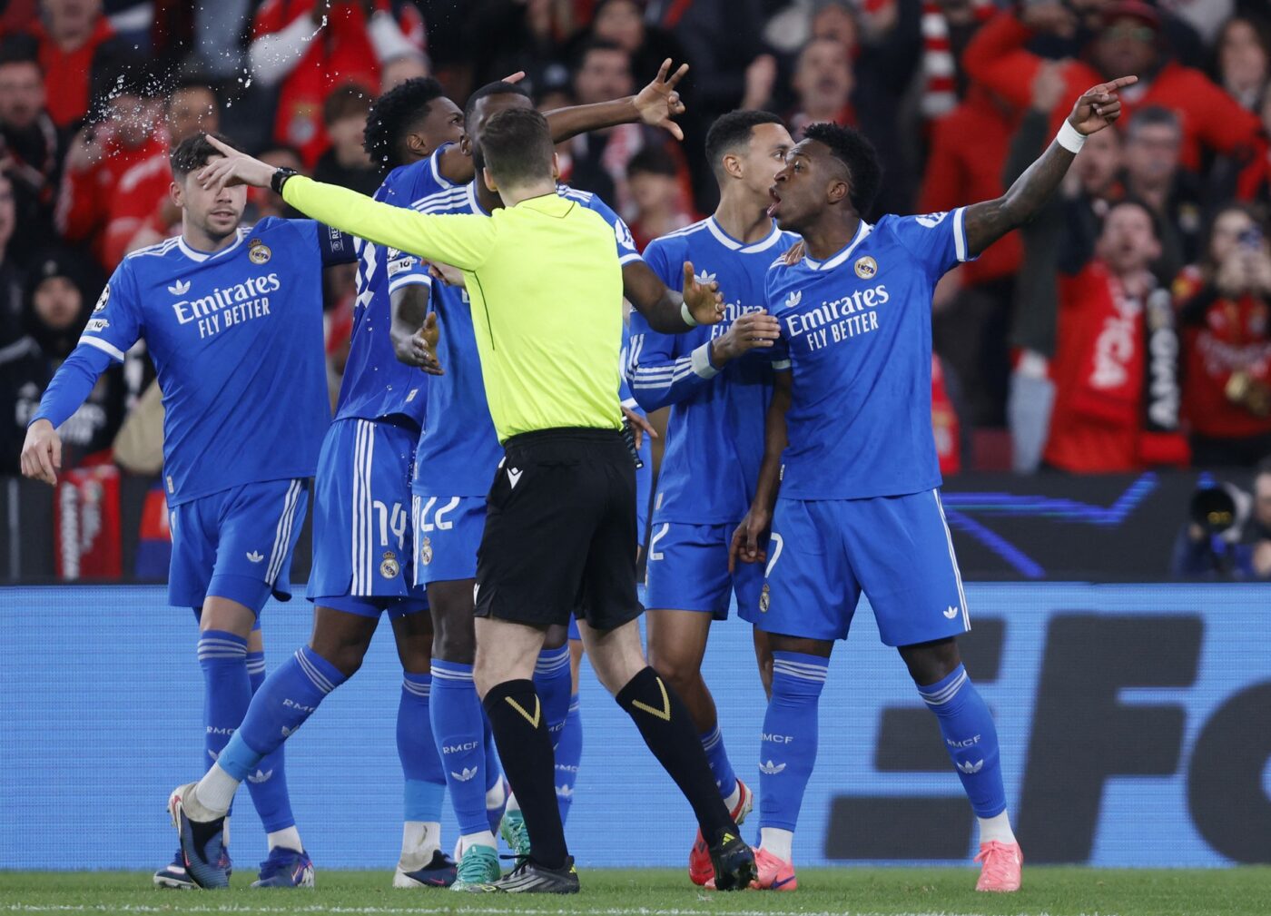 Scandal monstru! Vinicius a dat un gol fabulos în Benfica – Real Madrid și apoi a declanșat IADUL pe Da Luz: arbitrul a oprit partida temporar!