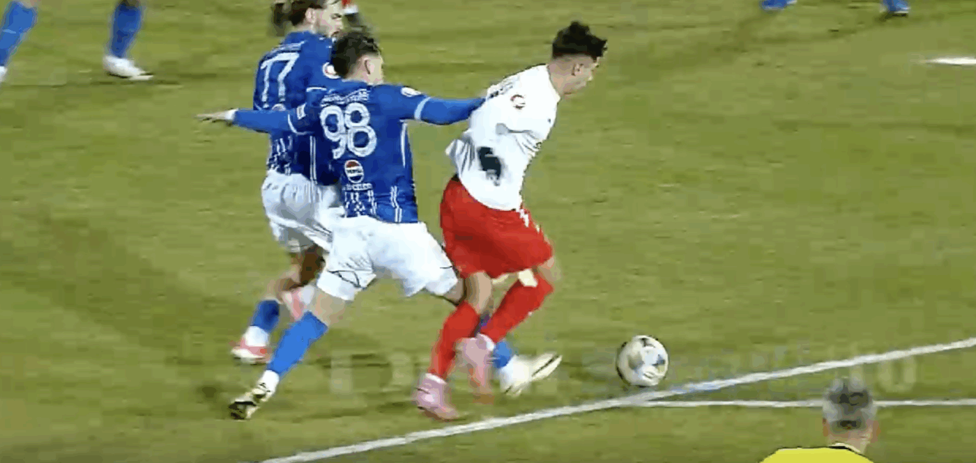 Scandal în Farul – Dinamo. Musi a cerut lovitură de la 11 metri, arbitrul i-a dat galben, iar Prunea și Dănciulescu au explodat: „Penalty clar!”