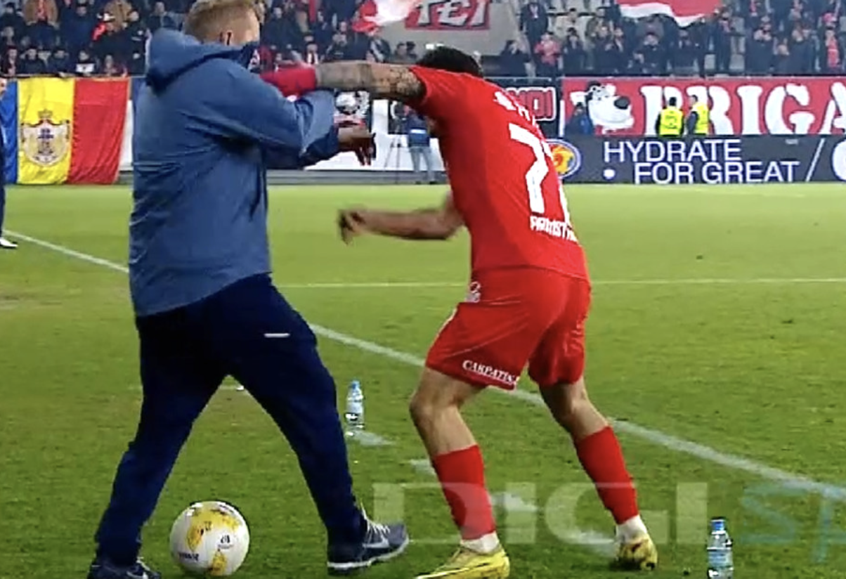 Scandal între Danny Armstrong şi Dorinel Munteanu pe teren. Fotbalistul lui Dinamo l-a împins pe „Neamț” şi fanii au explodat: „Bețivule, bețivule”