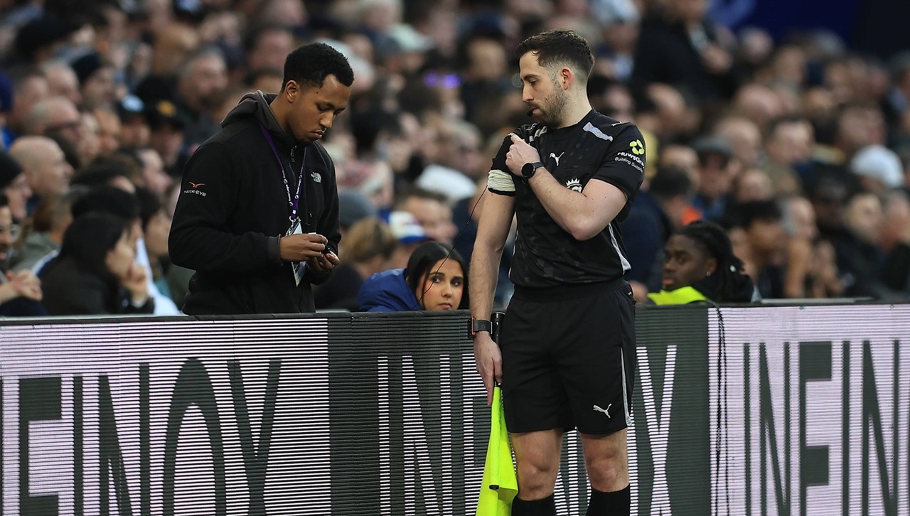 „E absolut ridicol! E RUȘINOS”. Radu Drăgușin, martor la un moment cum nu s-a mai văzut în derby-ul Tottenham – Arsenal