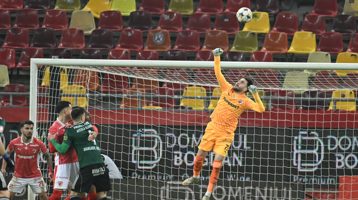 „Gol-fantomă” în Dinamo – Slobozia. Fază controversată la care VAR n-a intervenit