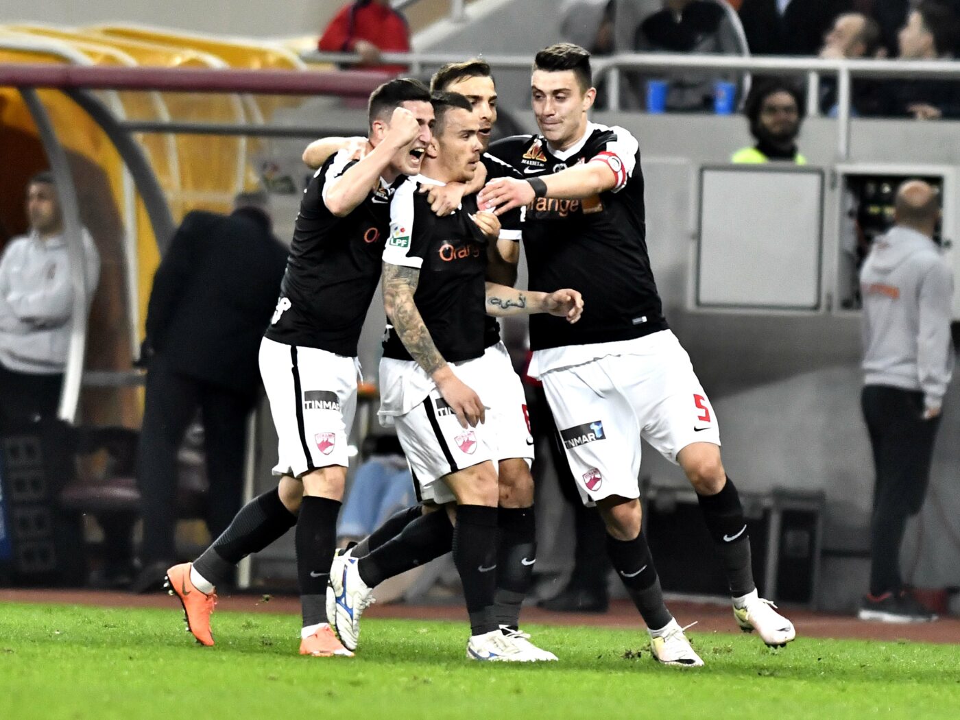 EXCLUSIV „Îl dau în gât! El a zis: mă mănâncă palma, hai la păcănele!”. Am aflat fotbalistul dinamovist care și-a atras coechipierii la cazino și într-un scandal teribil
