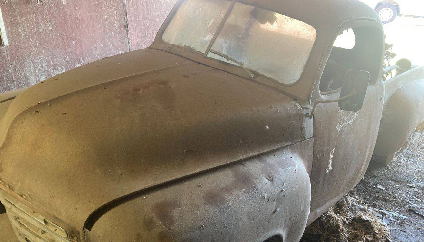A găsit într-un hambar o camionetă din 1949. Cum arată și cât cere pe ea