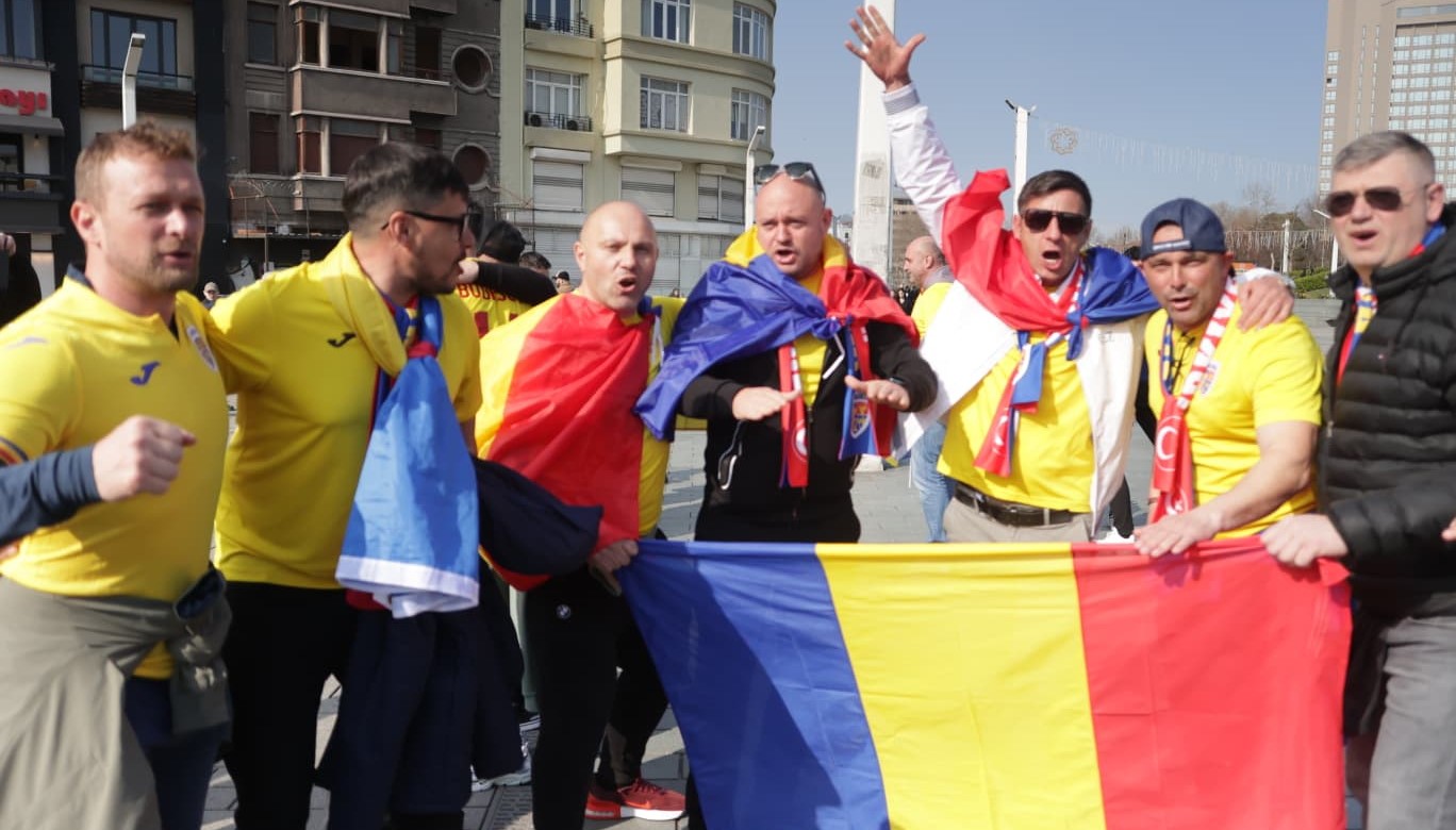 EXCLUSIV Apariția surpriză i-a încântat pe fanii României de la Istanbul! Fostul fotbalist de la FCSB a fost asaltat