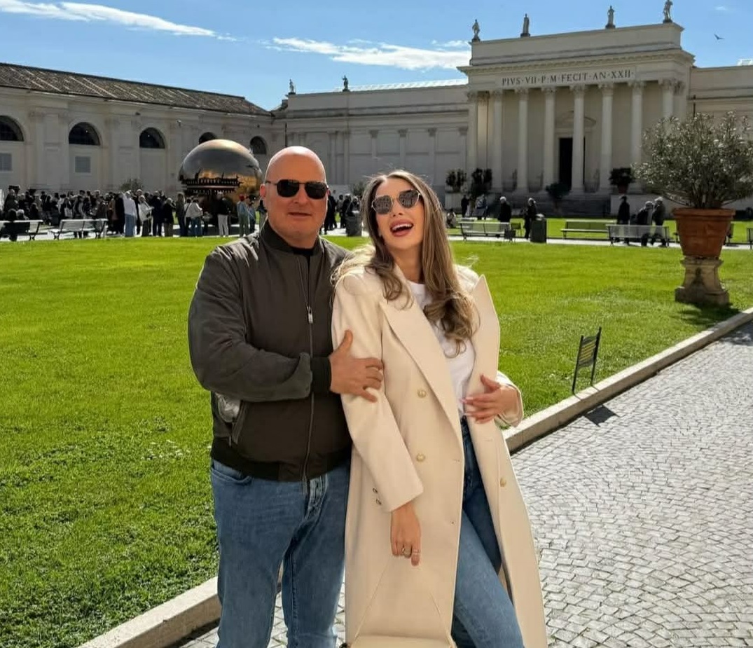 EXTRA Arpad Paszkany a dus-o pe fosta ispită de la Insula Iubirii în vacanță la Roma. Milionarul e fericit alături de iubita mai tânără cu 24 de ani