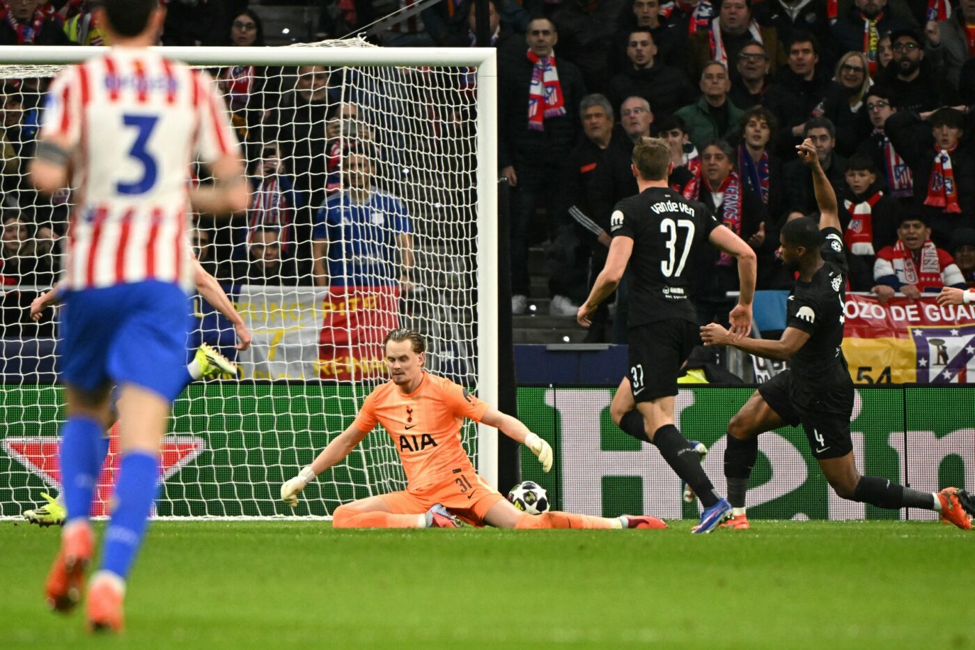 Asa-ceva-nu-s-a-mai-vazut-in-Champions-League-Umilit-sub-ochii-lui-Radu-Dragusin-portarul-schimbat-dupa-17-minute-in-care-a-luat-3-goluri-1400x933.jpg
