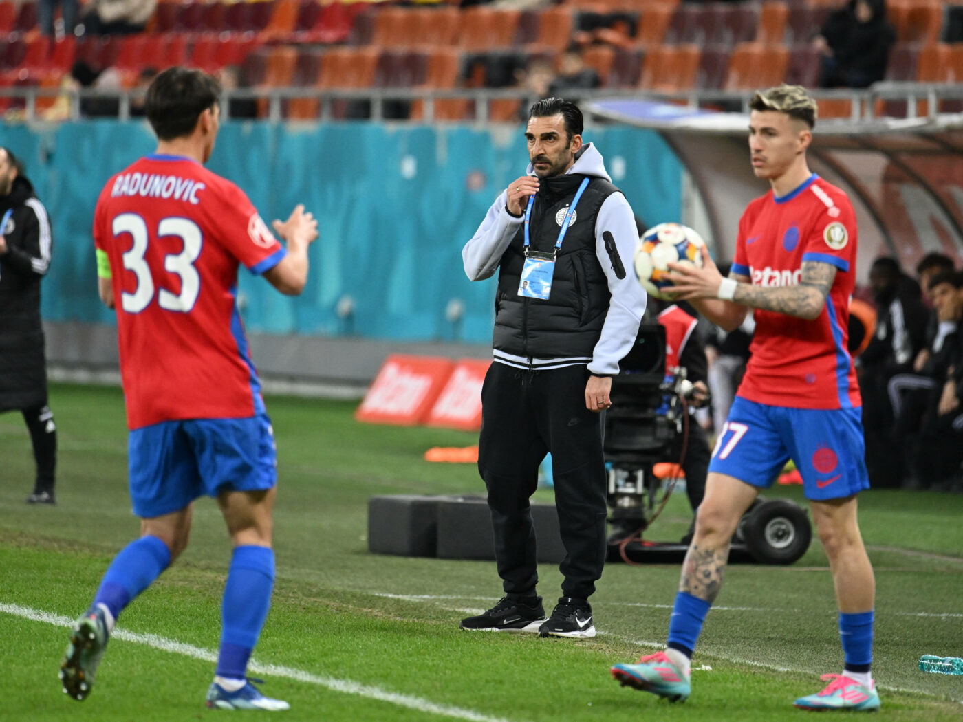 SPECIAL Ce n-ai văzut la TV în FCSB – U Cluj 1-3! Scandarea prin care a fost umilit Elias Charalambous și mesajul primit de Peluza Nord