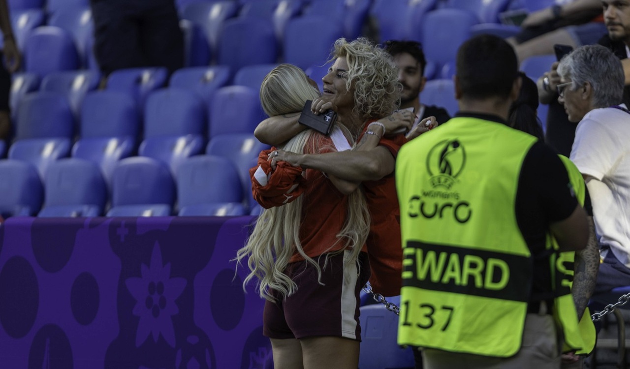 Cea mai sexy fotbalistă și-a implorat mama să o lase să renunțe la carieră din cauza jignirilor primite online