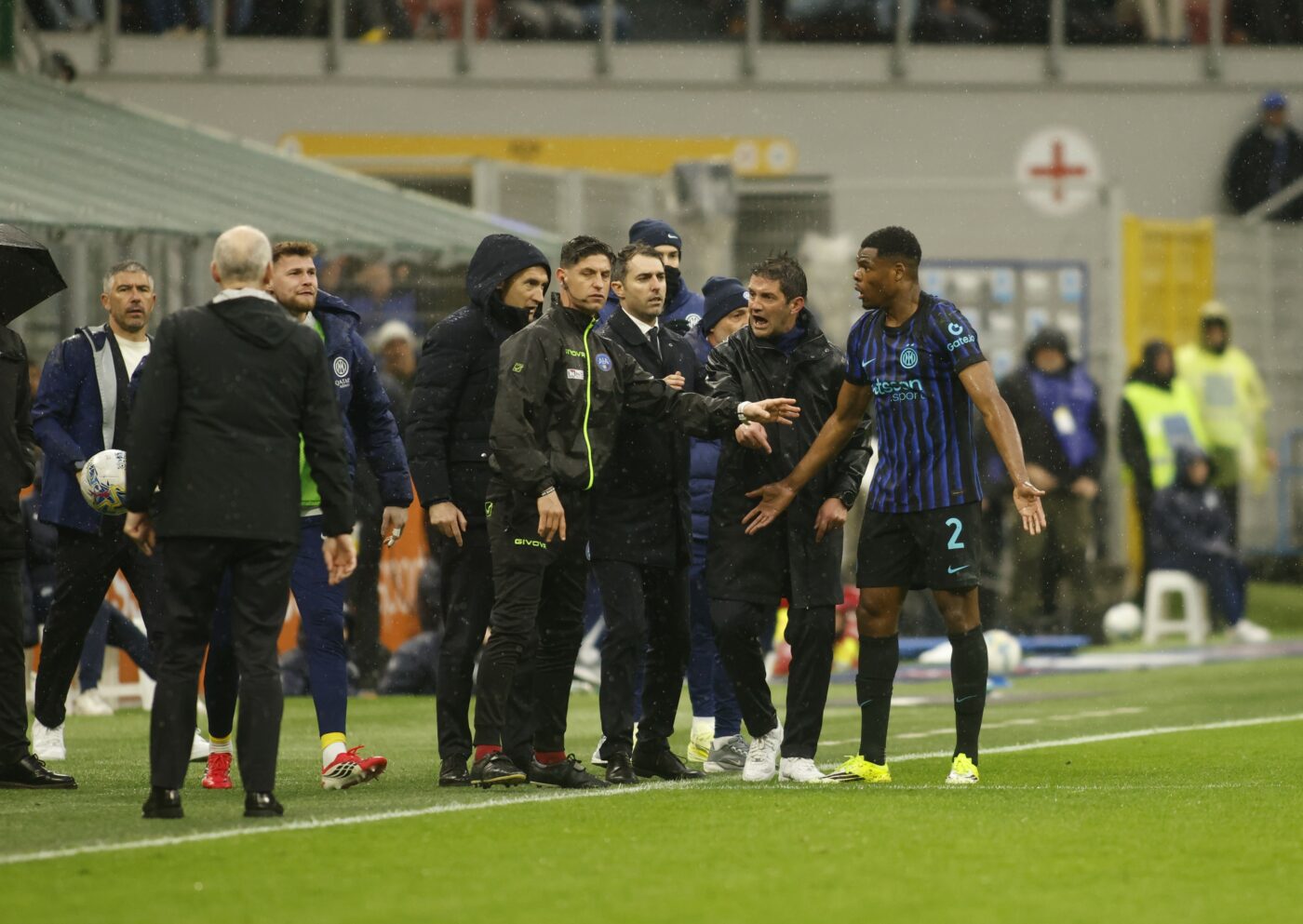 Chivu, luat la rost de fanii lui Inter. Reacții vehemente după egalul cu Atalanta: „Nu e potrivit să rămână!”