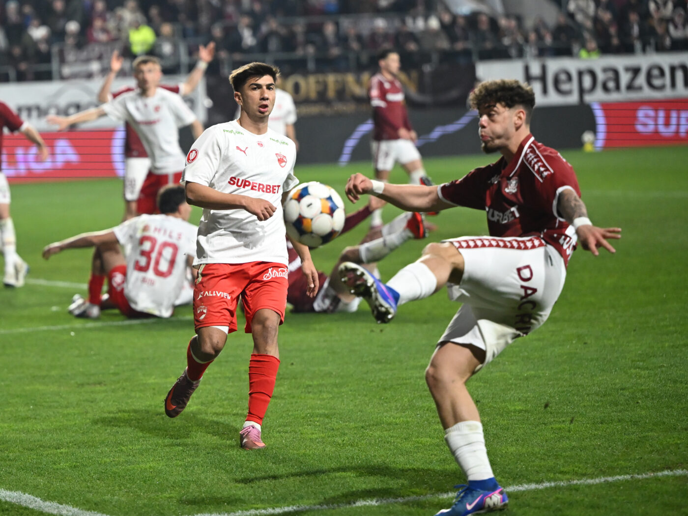 Derapaj halucinant la televiziunea oficială a lui Dinamo după arbitrajul lui Kovacs cu Rapid: „Vă pi***i pe ce construim aici?”