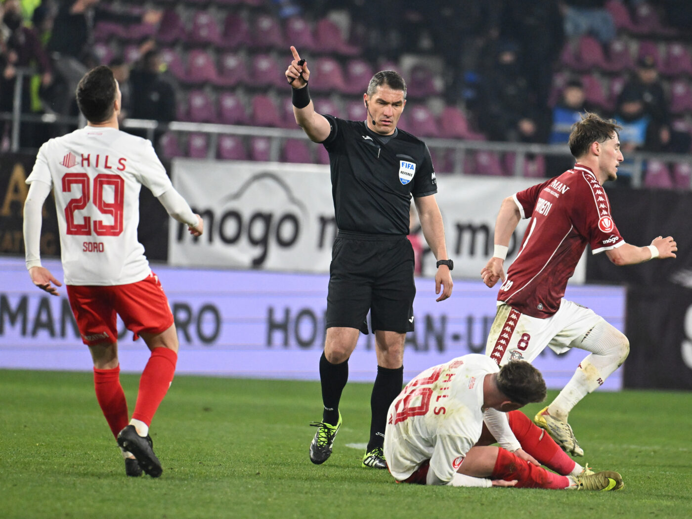 Dinamo ia primele măsuri după arbitrajul cu Rapid: „Kovacs și Popa, RECUZAȚI!”