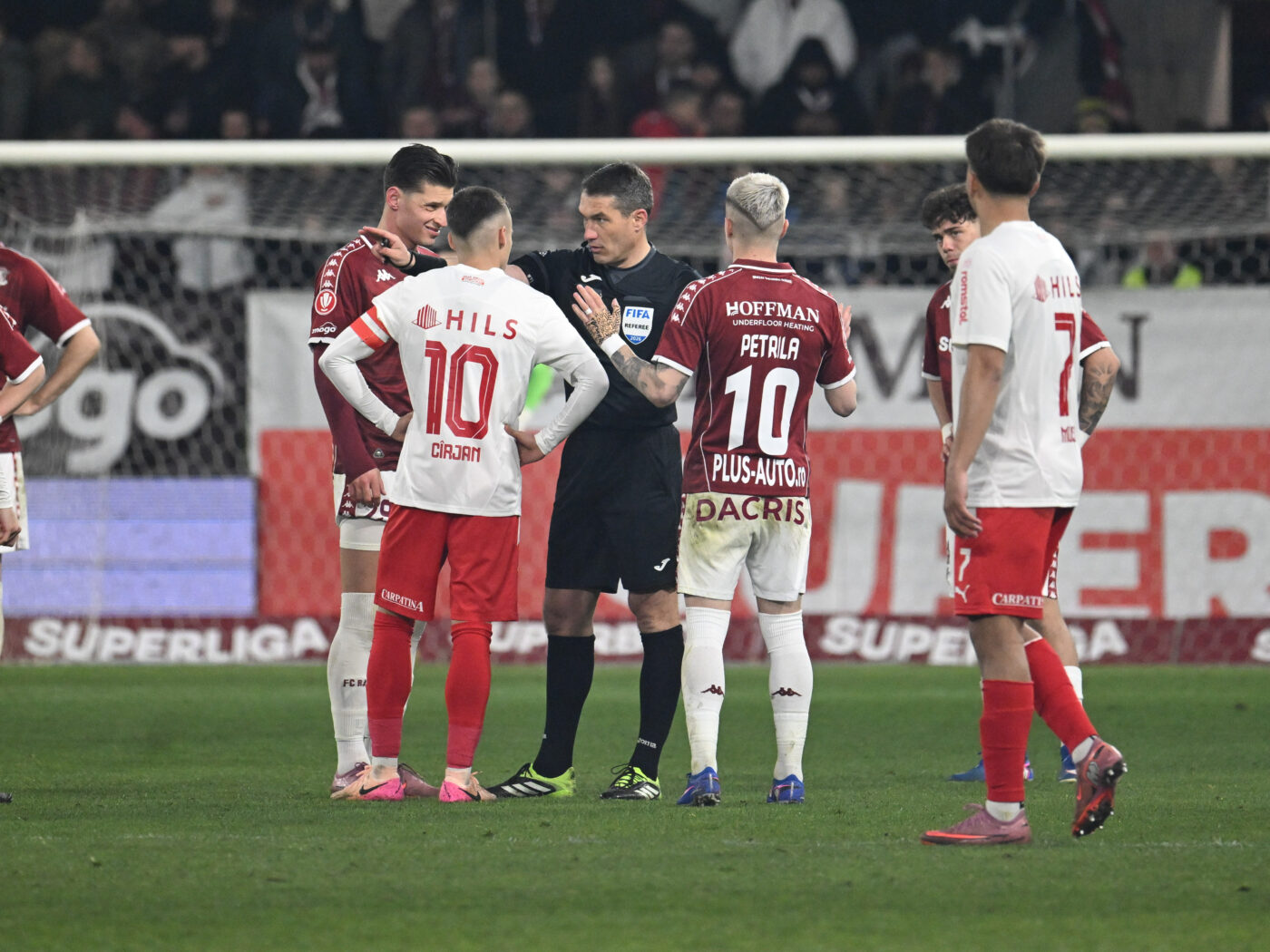 Dinamo vrea să știe ce au discutat Kovacs și Popa la faza scandaloasă: „Vrem conversația VAR!”