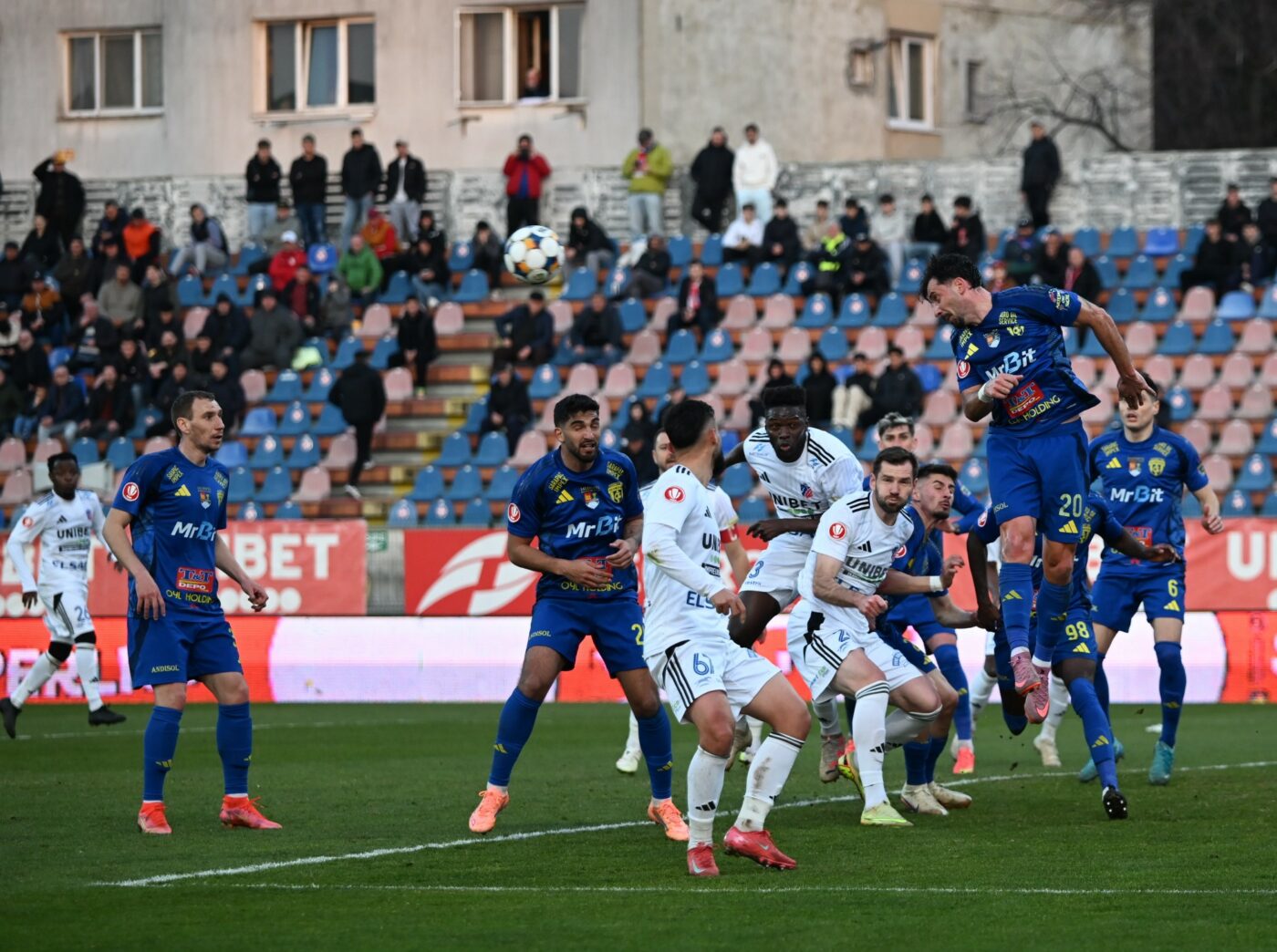 EXCLUSIV Ce i-a șoptit la ureche Marius Croitoru fotbalistului din Superliga care și-a dat autogol și a luat „roșu” la interval de doar 4 minute