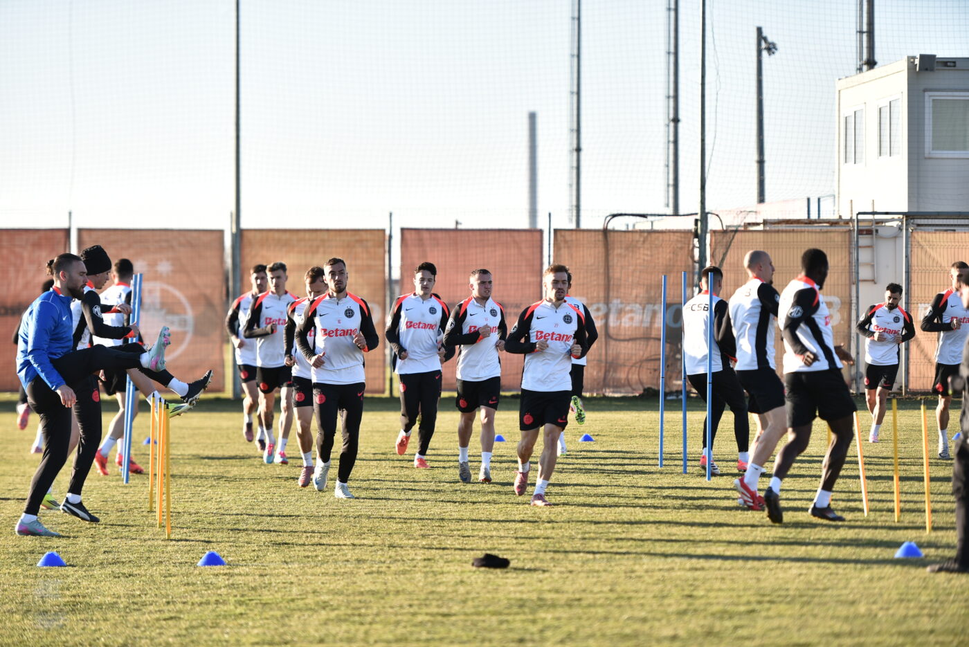 FCSB, lovită de ghinion la primul antrenament cu Mirel Rădoi! Fotbalistul adus din Liga Campionilor e OUT: „Trebuie să stea imobilizat”