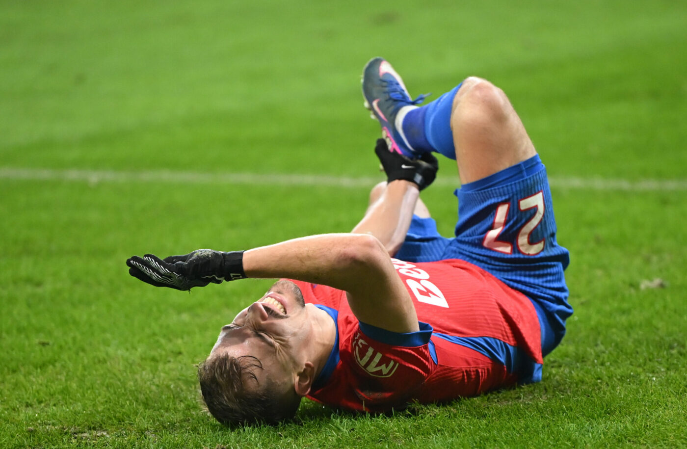 Fault criminal în UTA – FCSB. La un pas să-i rupă piciorul lui Darius Olaru: a primit cartonaș roșu pe loc!