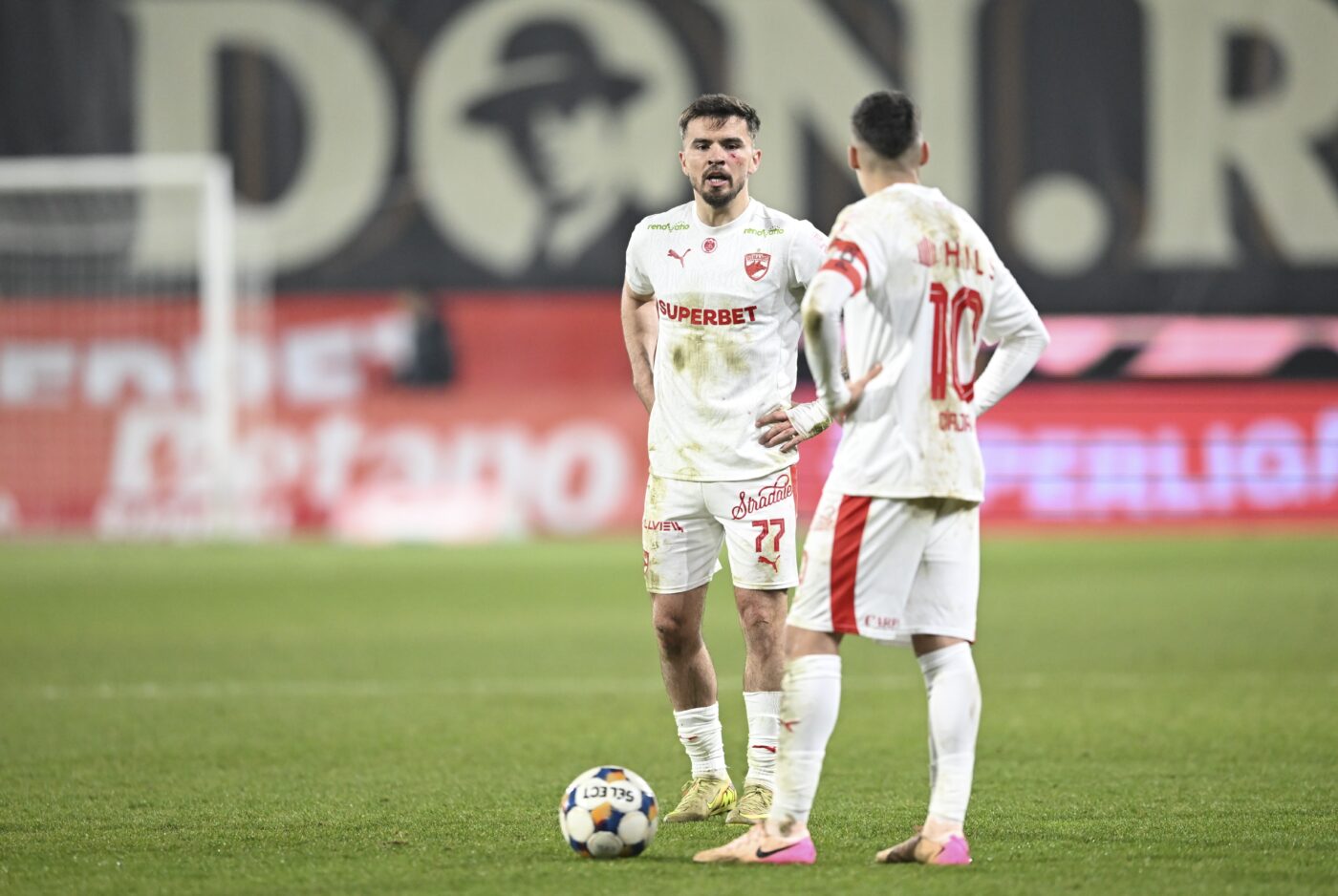 Fază încinsă în minutul 6 al meciului Rapid – Dinamo. Istvan Kovacs a dat penalty cu VAR