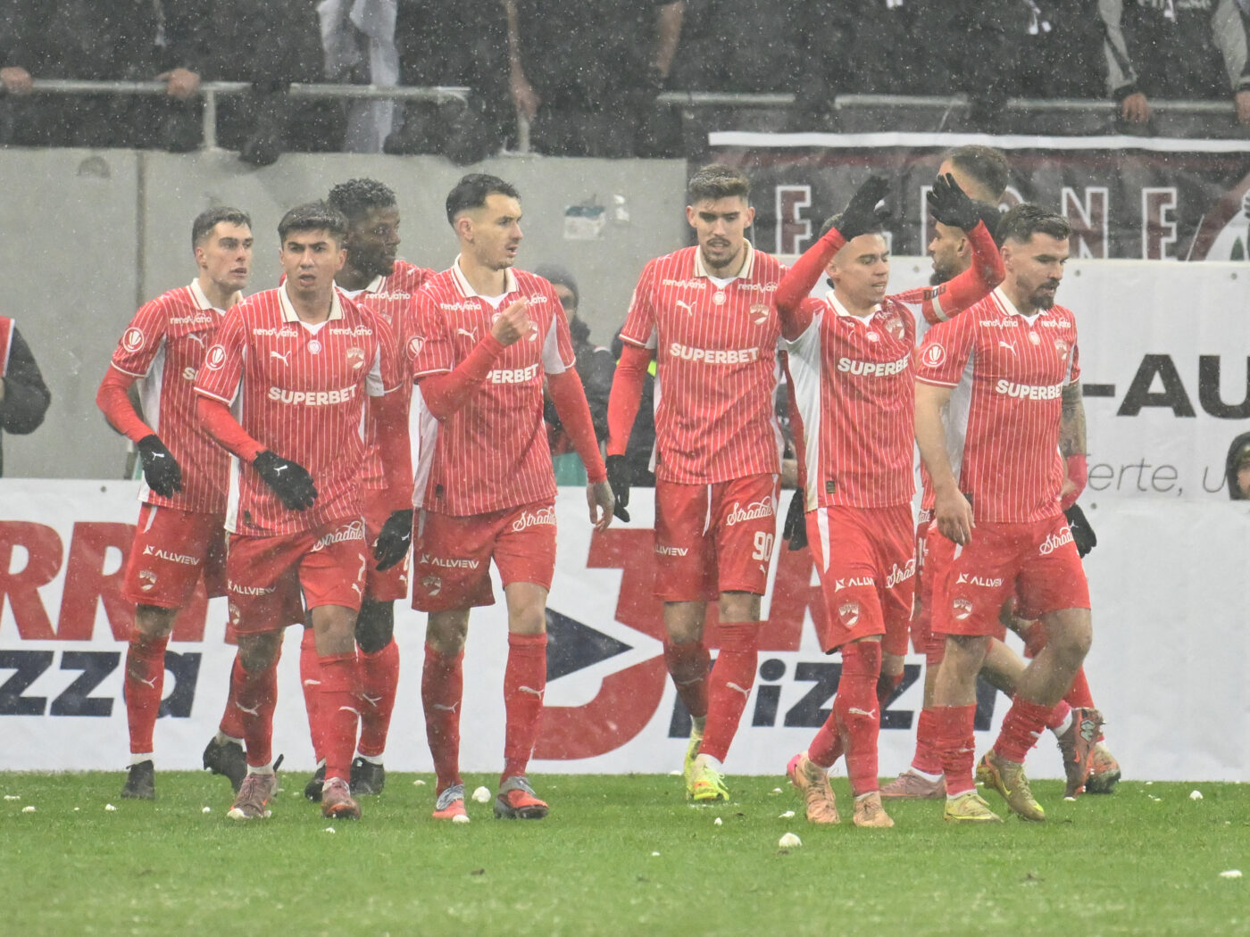 Fotbalistul lui Dinamo a ajuns la spital și a fost operat! Prima imagine cu jucătorul direct de pe patul din rezervă