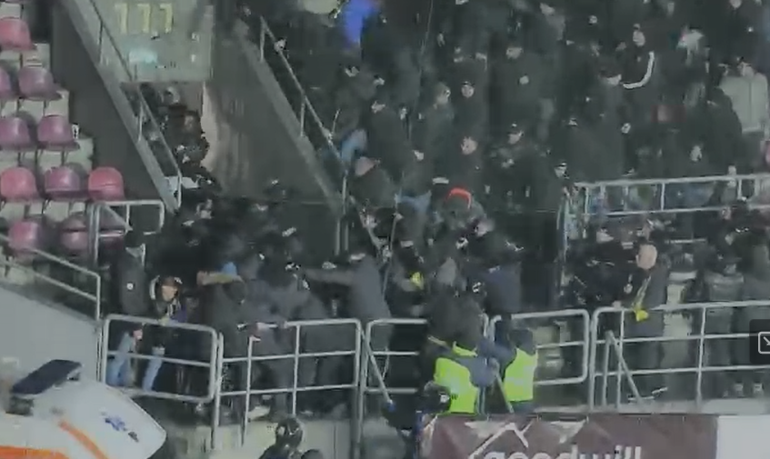 VIDEO Imaginile momentului. Poliția a intervenit în forță după bătaia de la Rapid – Petrolul şi a pus în aplicare 9 mandate de percheziție domiciliară!