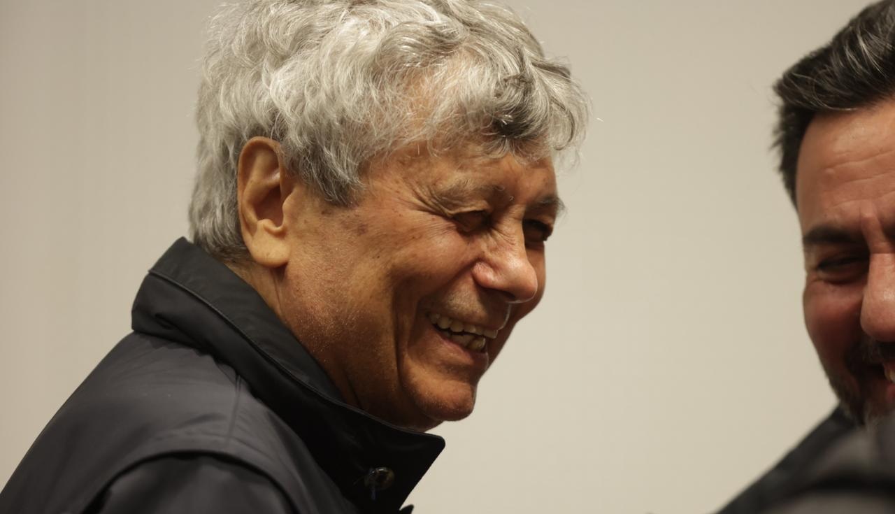Imaginile serii după Turcia – România 1-0. Mircea Lucescu, zâmbitor după ce a fost îmbrățișat de turci