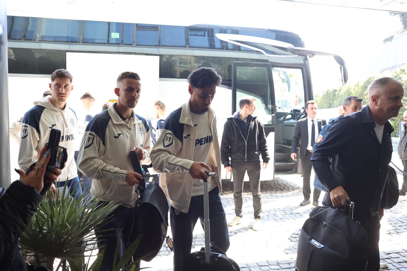 Jucătorii României au ajuns la hotel înaintea barajului cu Turcia! Mesajul unui fan venit tocmai din Italia: „Marian, fă ceva pentru noi te rugăm frumos”