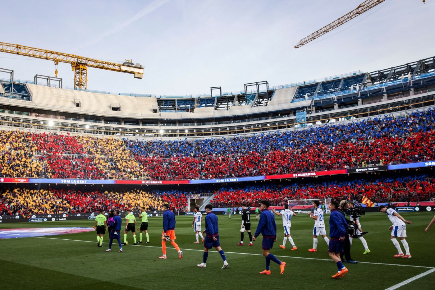 Noul-stadion-in-care-FC-Barcelona-a-bagat-15-miliarde-de-euro-va-fi-INCHIS-din-cauza-acoperisului-spre-disperarea-fanilor-1400x933.jpg