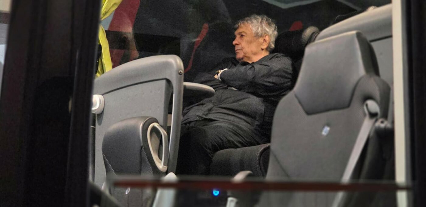 O imagine cât o carieră: Mircea Lucescu, singur în autocar, după ce România a ratat calificarea la Campionatul Mondial!