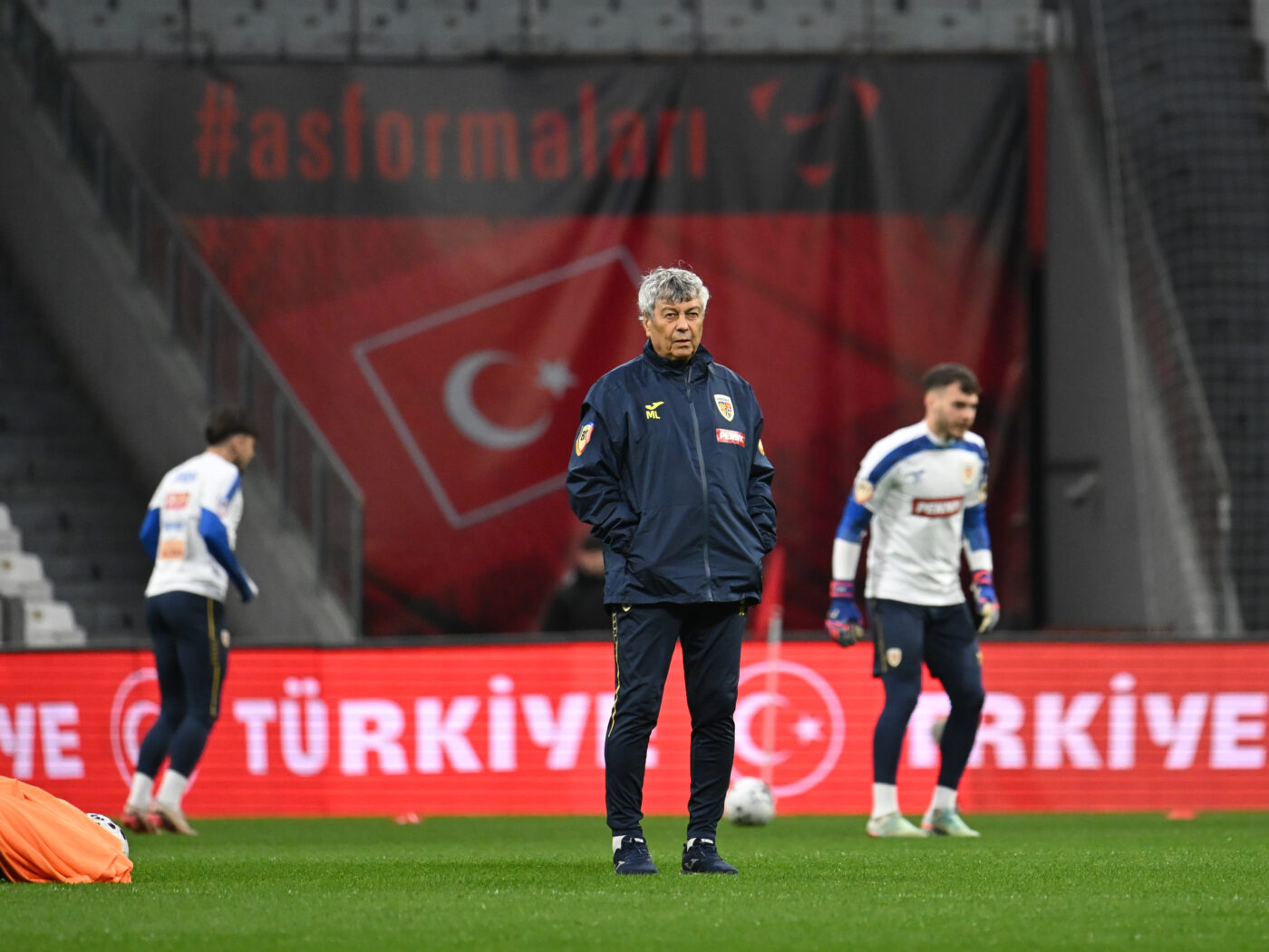 OFICIAL. Mircea Lucescu a decis echipa de start pentru Turcia – România! Lovitură teribilă pentru Montella