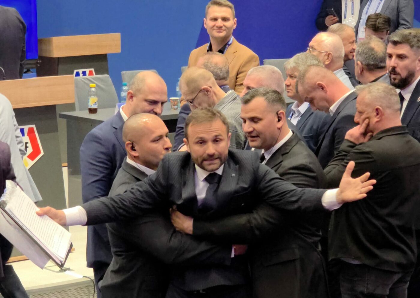EXCLUSIV Omul din cauza căruia contracandidatul lui Burleanu n-a mai fost lăsat să vorbească şochează: „Dacă îi lăsam pe toți, plecam noaptea. La noi nu se gândeşte nimeni?”