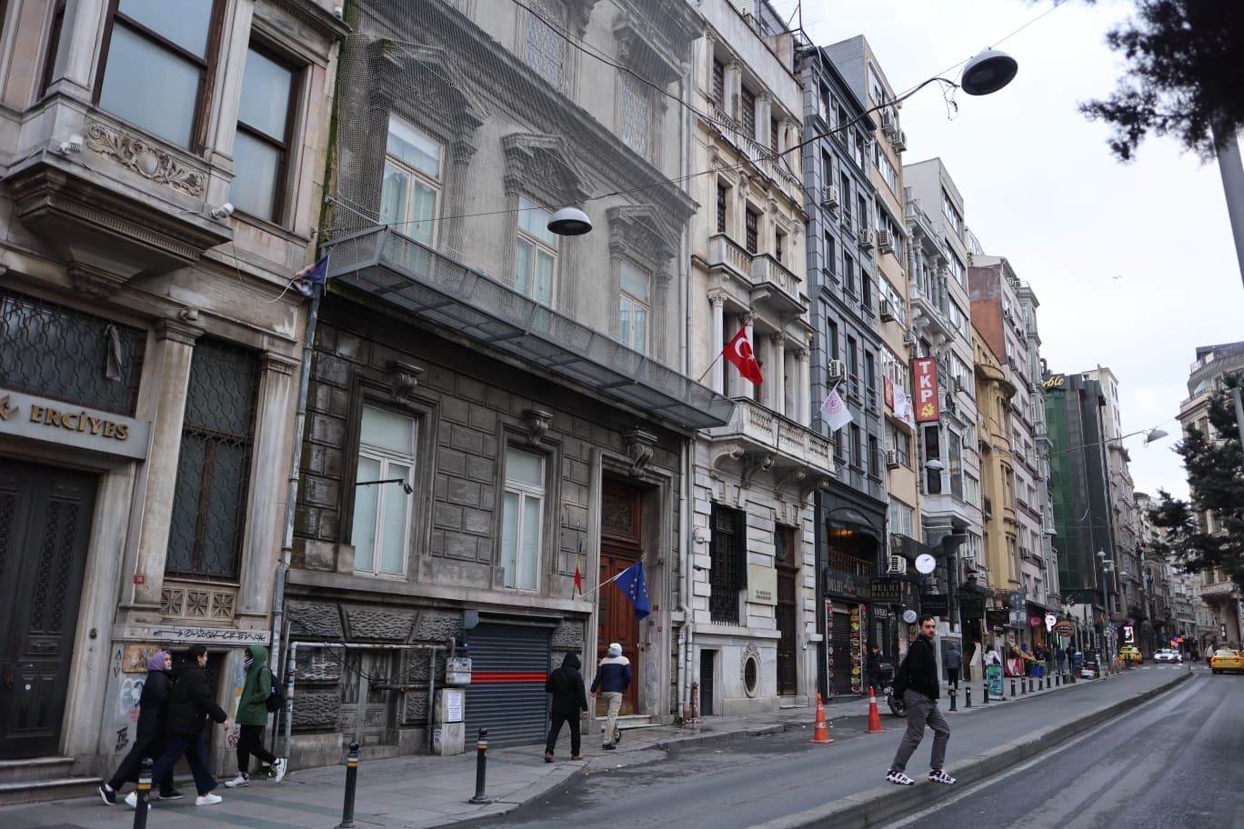 REPORTAJ Pe-afară jale, pe dinăuntru indiferență! Asta e singura proprietate de patrimoniu a României în Turcia: conacul Musurus Pașa găzduiește Institutul Cultural Român din Istanbul