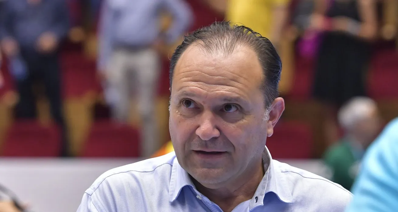 Presedintele-Federatiei-Romane-de-Handbal-rupe-tacerea-dupa-rusinea-istorica-Sunt-un-om-distrus.-Ce-zice-de-selectioner-si-de-scandalul-echipamentelor.webp