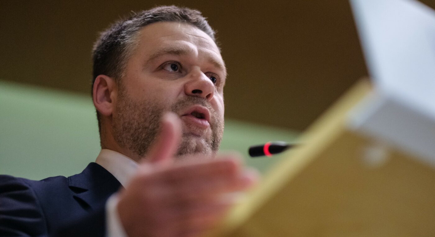 EXTRA Primarul Ciucu începe războiul cu Adrian Mutu pentru exproprierea barului Melody din blocul Patria: „Are și datorii de câteva milioane”