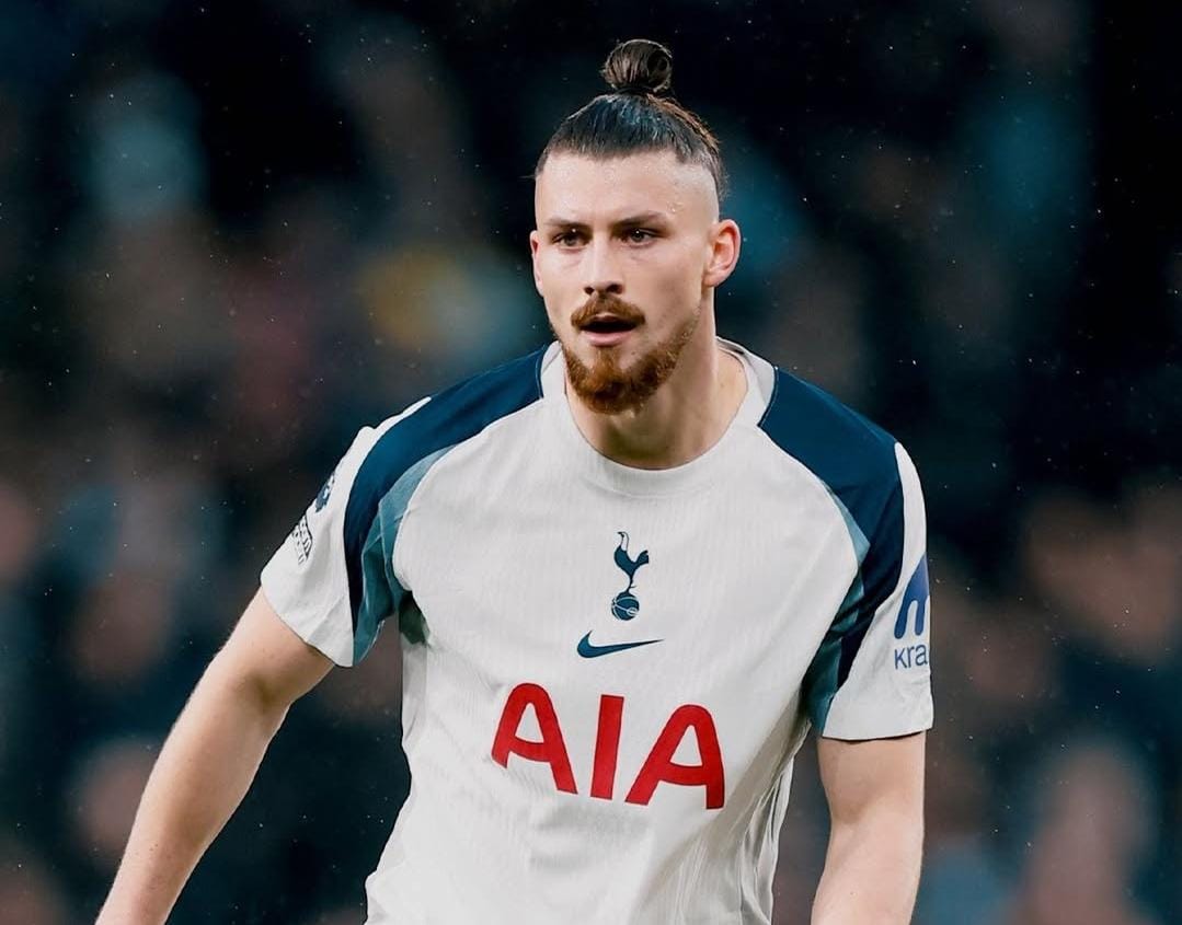 Radu Drăgușin, în mijlocul celei mai controversate faze din Fulham – Tottenham! VAR n-a dat fault la golul gazdelor, deși românul a fost împins clar