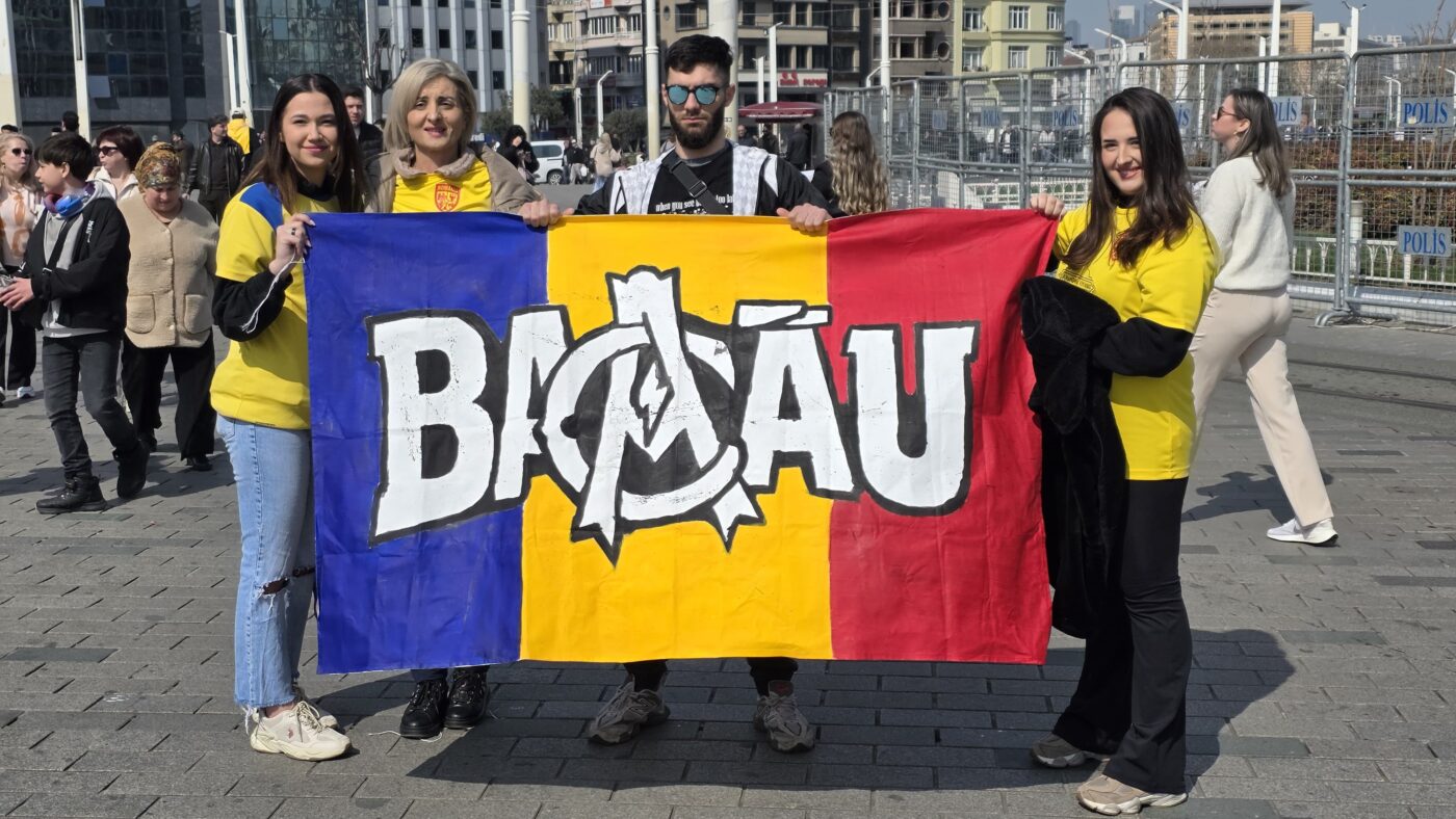 VIDEO Românii se strâng în Piața Taksim înainte de meciul cu Turcia. Imagini de la Istanbul cu Zidul Galben