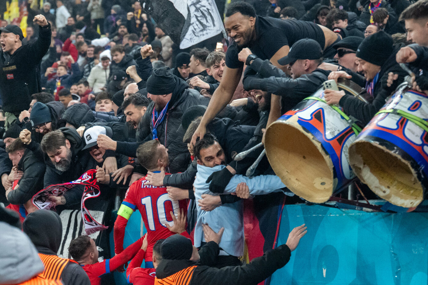 EXCLUSIV Scenariu incredibil prin care doar câteva sute de fani FCSB și-ar putea susține favoriții la barajul pentru Conference League