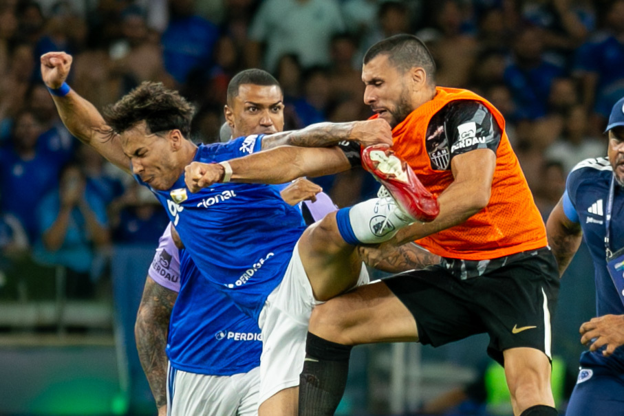 Scene șocante la meciul care a decis campioana în Brazilia! Fotbaliștii și-au împărțit pumni și picioare