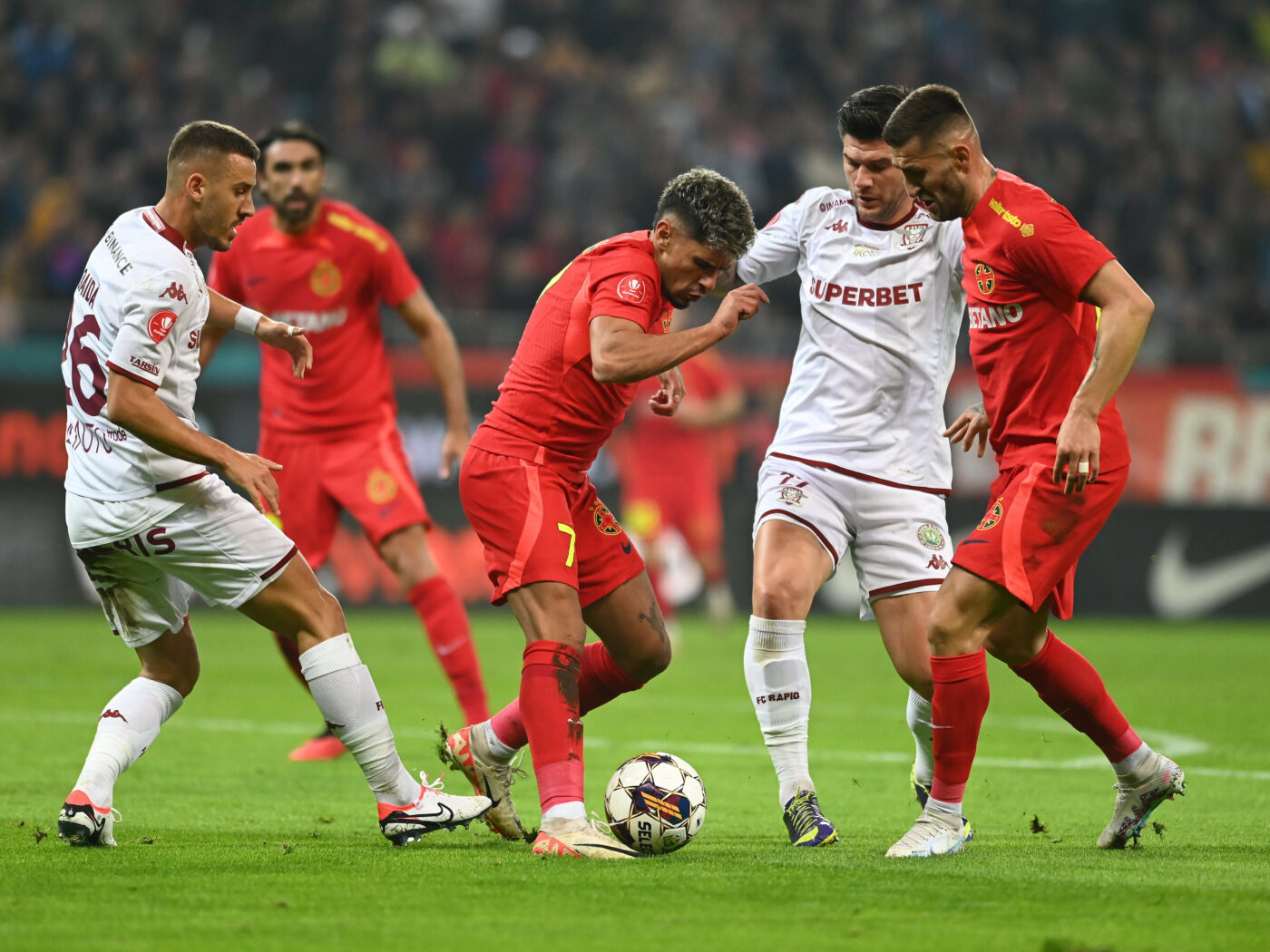 Un fost fotbalist de la FCSB și Rapid aprinde scântei între alte două cluburi din Superligă!