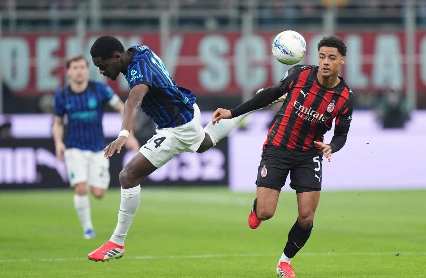 Verdictul specialistului despre faza care a aruncat în aer derby-ul AC Milan – Inter: „Era ușor de văzut la VAR!”