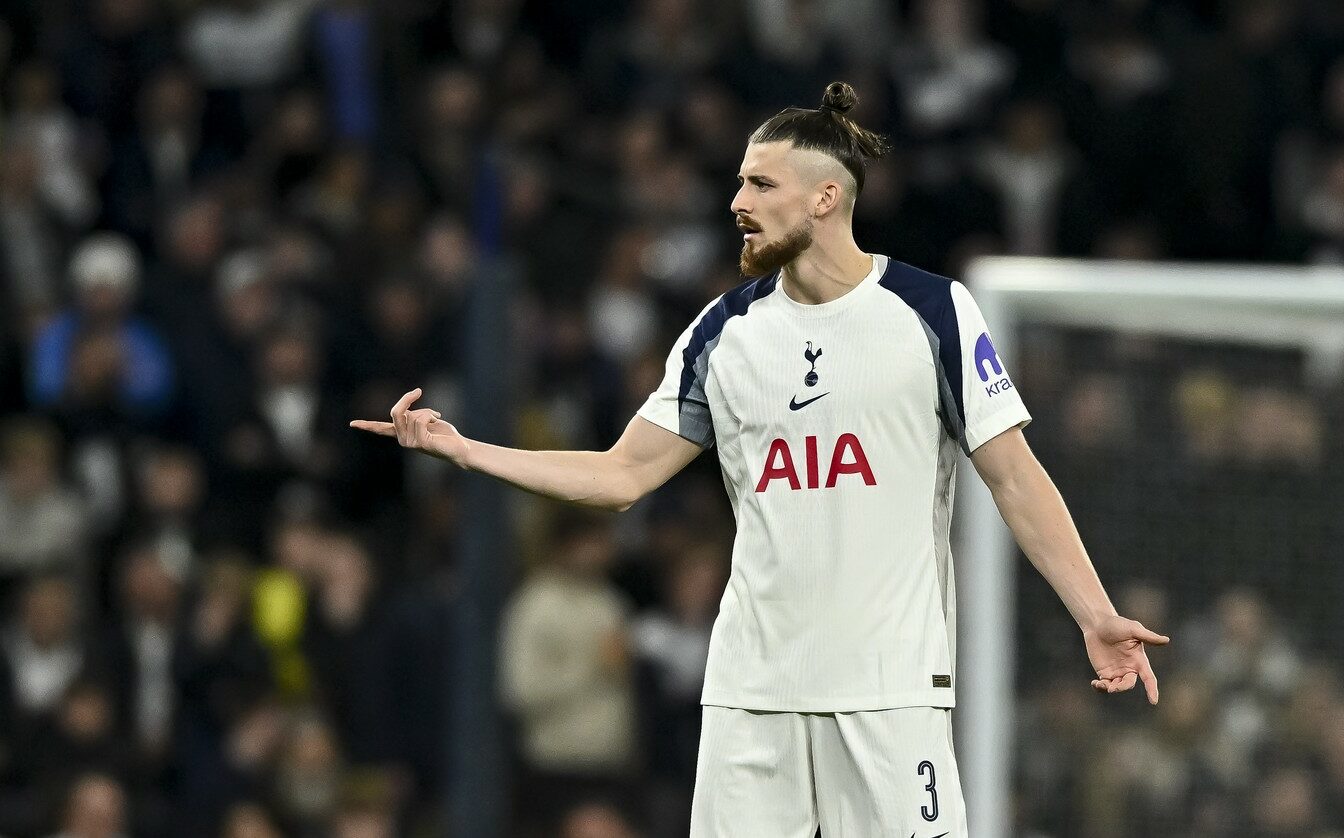 Radu Drăgușin așteaptă vestea cea mare. Tottenham e gata să-l îmbrace în aur pe fostul fotbalist de la CFR Cluj