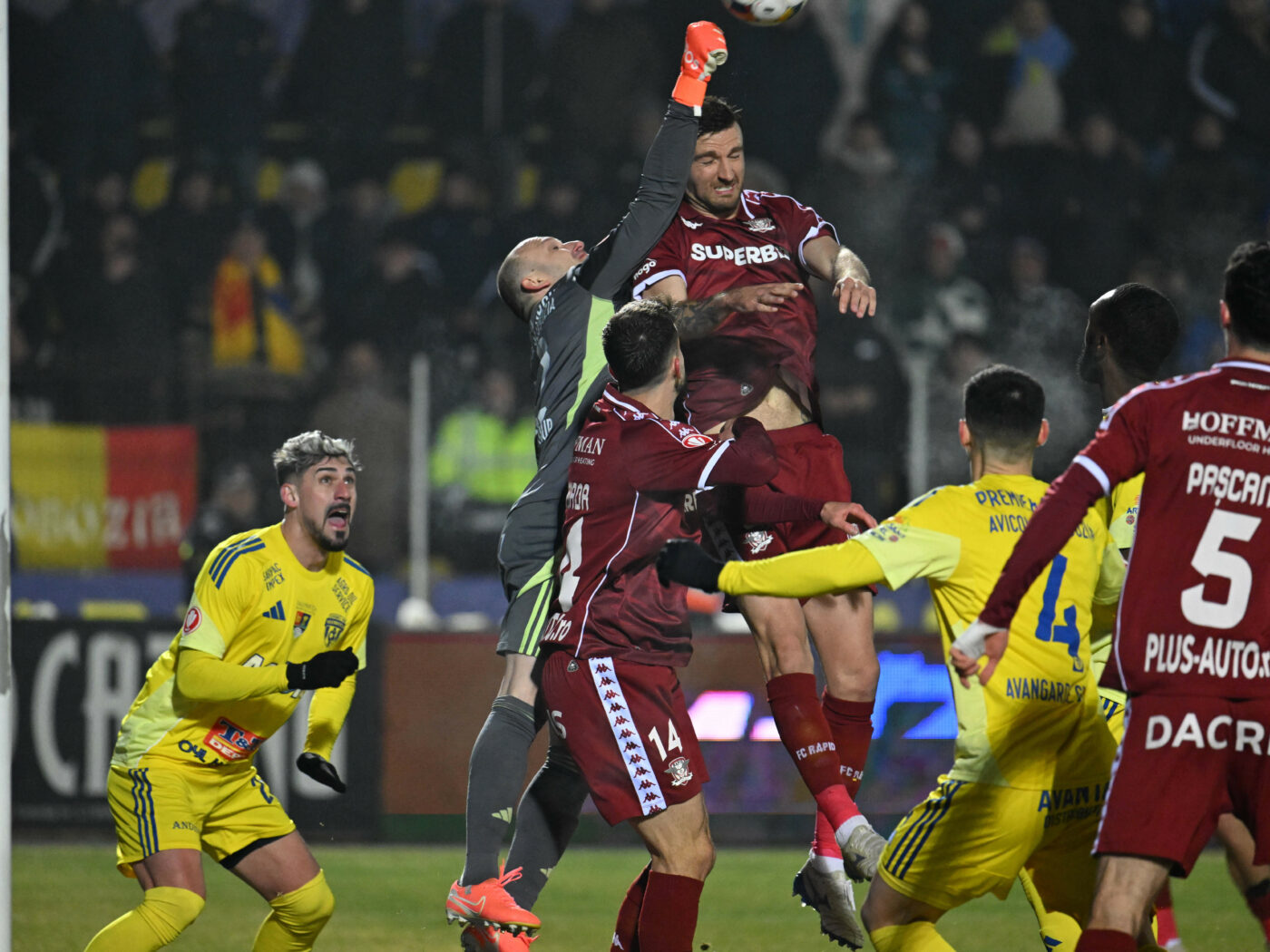 CRONICĂ Seara și înfrângerea! Unirii Slobozia nu-i priește nocturna, Rapid ține urma liderului cu reușitele lui Daniel Paraschiv și Alex Dobre