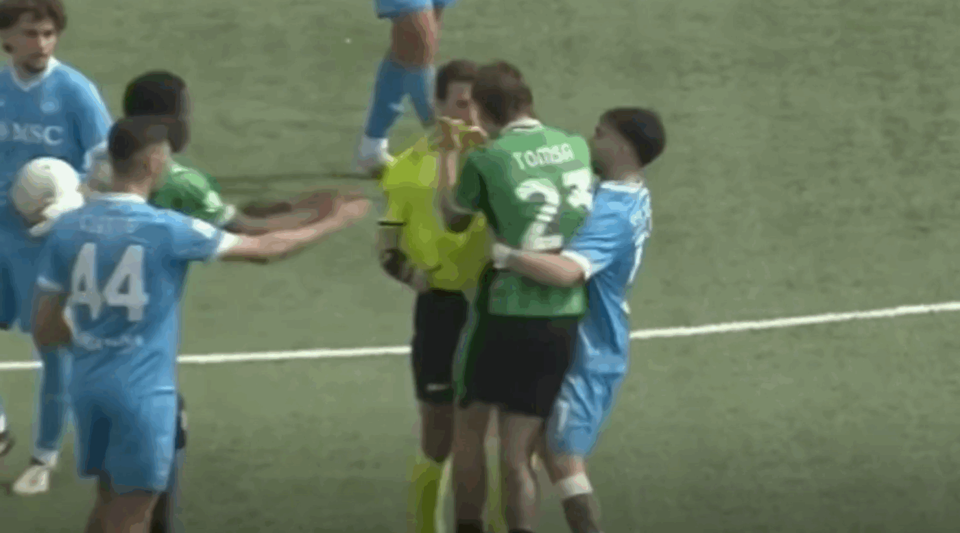 „O nebunie”. Fotbalistul român a sărit să-l bată pe arbitru în Italia