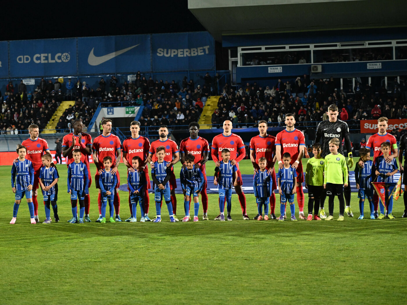 Alarmă la FCSB: titularul lui Rădoi s-a „rupt” și a fost înlocuit de urgență, fiind scos de medici de pe teren!