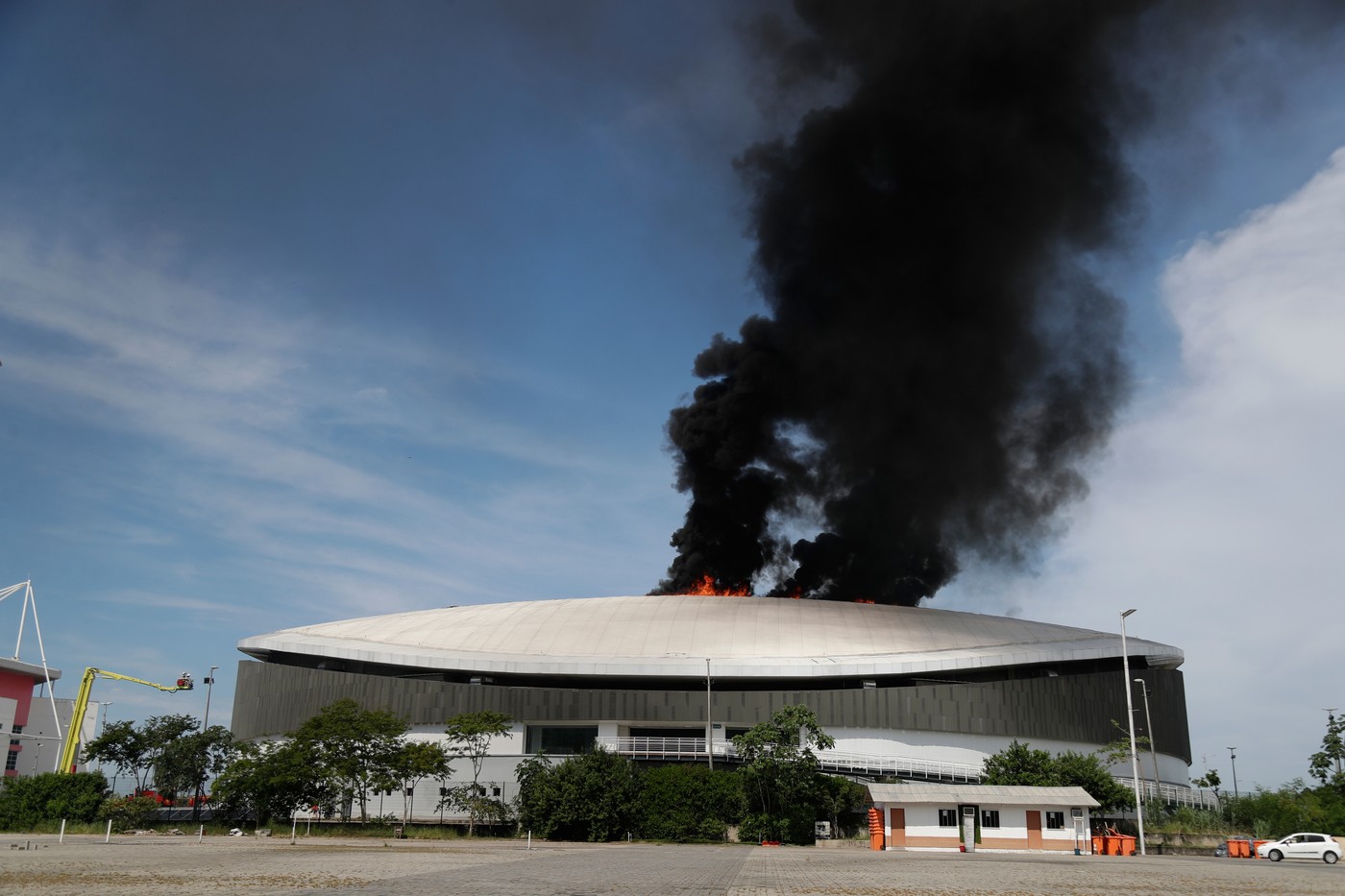 A luat foc acoperișul stadionului de sute de milioane de euro! A ars până s-a făcut scrum