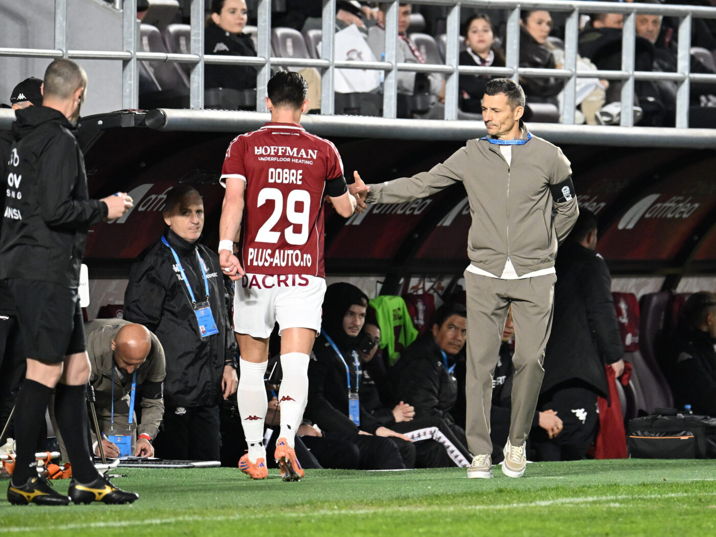 Alex Dobre, „taifun” după ce a fost scos de pe teren în Rapid – FC Argeș. A avut grijă să observe toată lumea cât e de nemulțumit