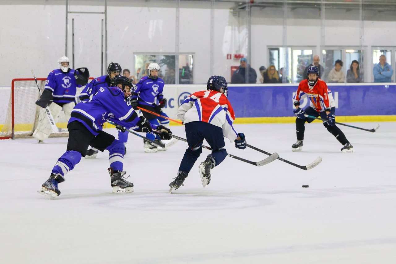 ADVERTORIAL. Echipele Miercurea Ciuc U11, ACS Zona Ciucului de Jos U13 și Dunărea Galați U15 au câștigat turneul de hochei pentru copii Allianz-Țiriac International Trophy 2026