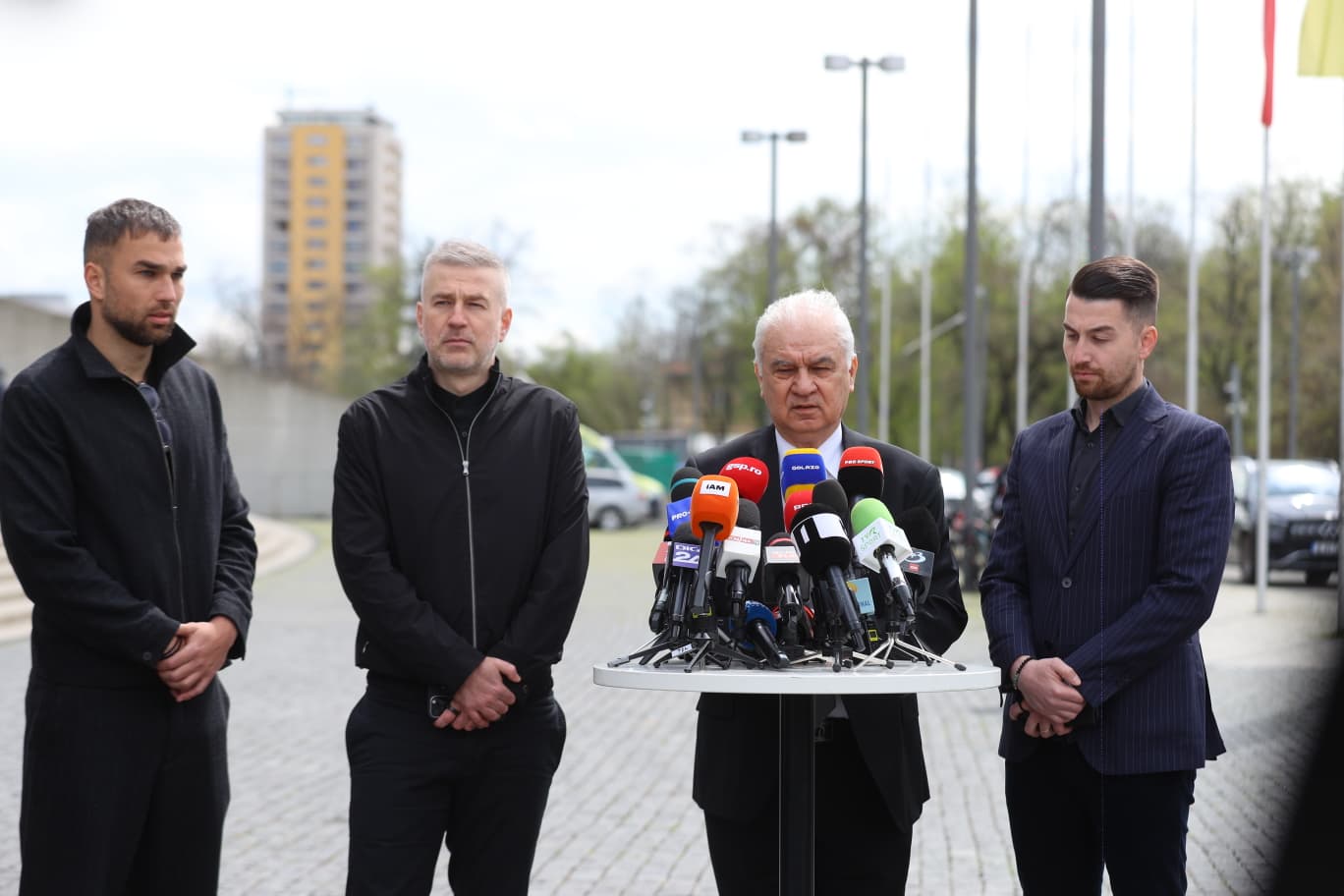 S-A STINS IL LUCE Anghel Iordănescu și Edward Iordănescu au venit împreună la Mircea Lucescu: „Ne luăm adio de la un titan, de la înțeleptul fotbalului românesc”